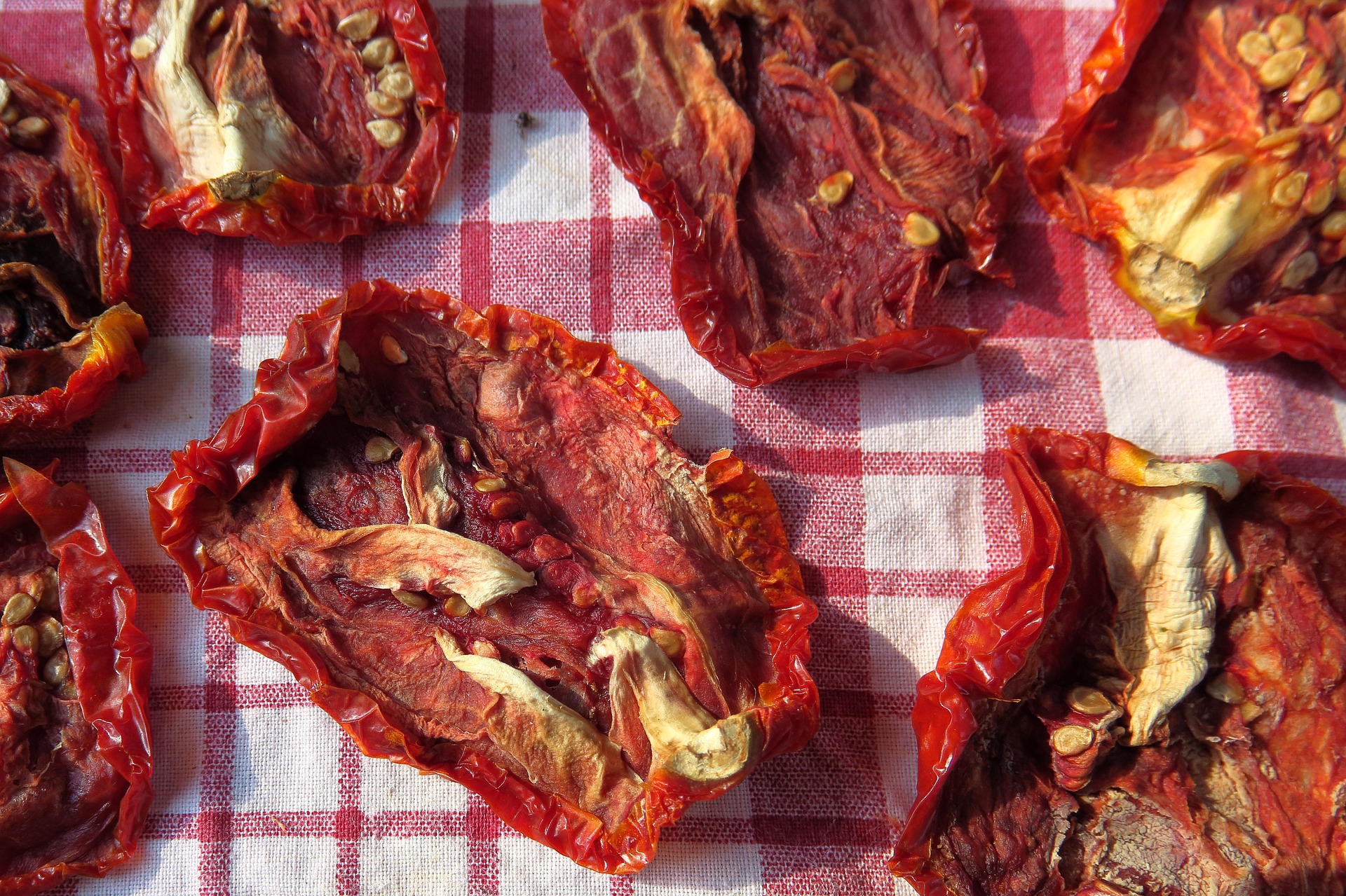 Pomodori e ingredienti freschi su un piano di lavoro
